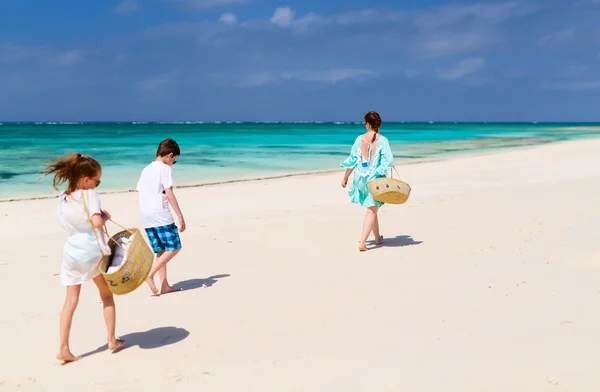 Madre e bambini alla spiaggia tropicale — Foto Stock