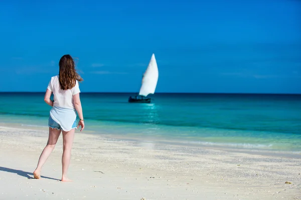 Jovem mulher na praia — Fotografia de Stock