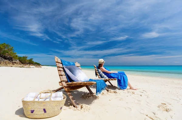 Jeune femme se relaxant à la plage — Photo