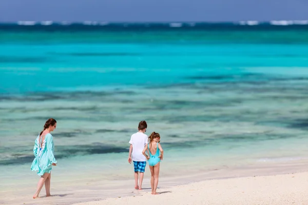 Madre e hijos en la playa —  Fotos de Stock