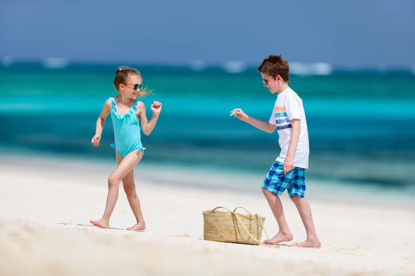 在海滩上玩耍的孩子 — 图库照片