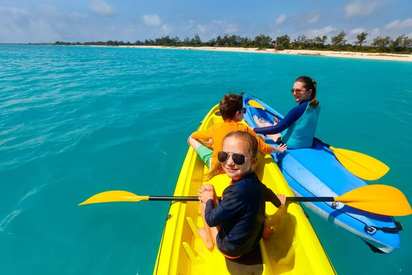 Familie kajakken op tropische oceaan — Stockfoto