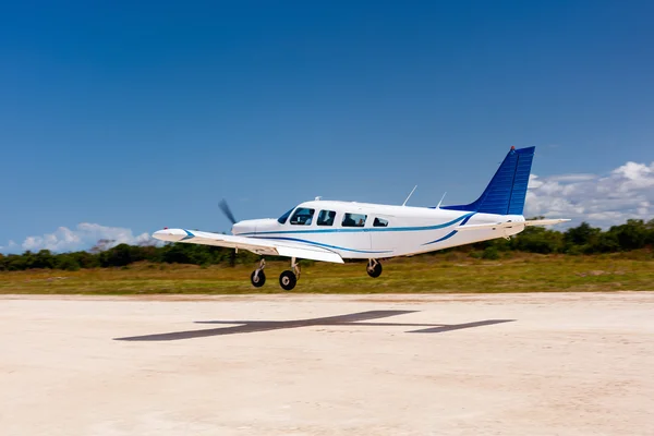 Avión pequeño aterrizaje —  Fotos de Stock