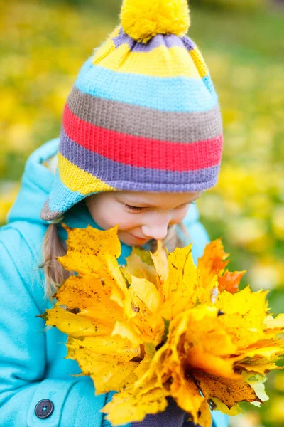 Menina ao ar livre no dia de outono — Fotografia de Stock