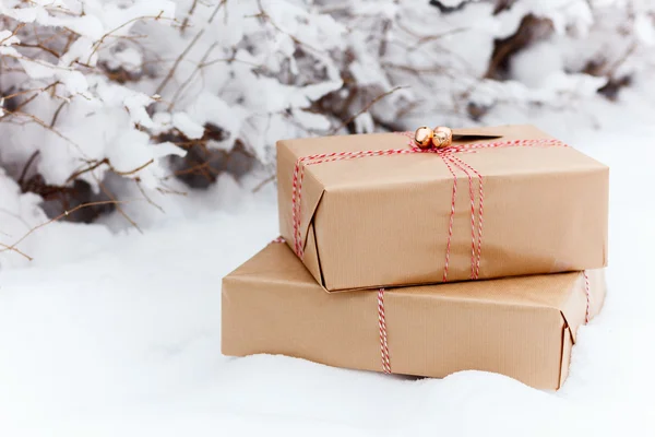 Noel hediyeleri kar yerde — Stok fotoğraf