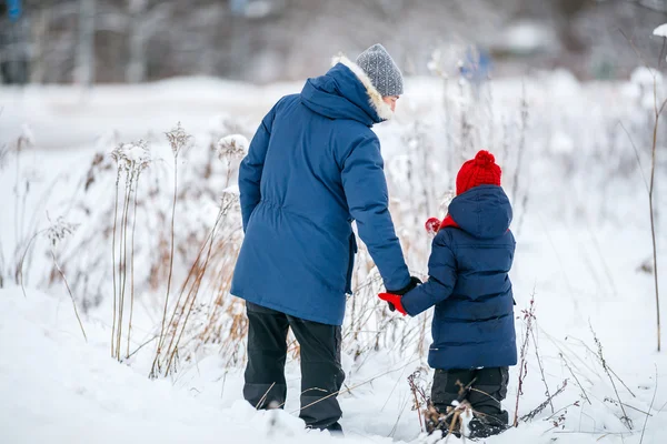 Pai e filha ao ar livre no inverno — Fotografia de Stock