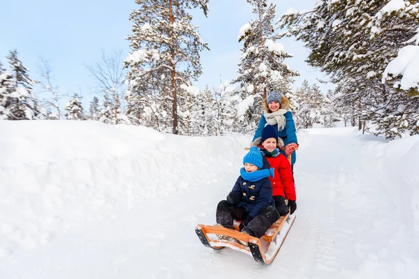 Madre e bambini all'aperto in inverno — Foto Stock