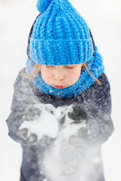 Niña al aire libre en invierno — Foto de Stock