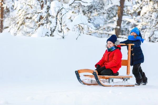 Kids outdoors on winter — Stock Photo, Image