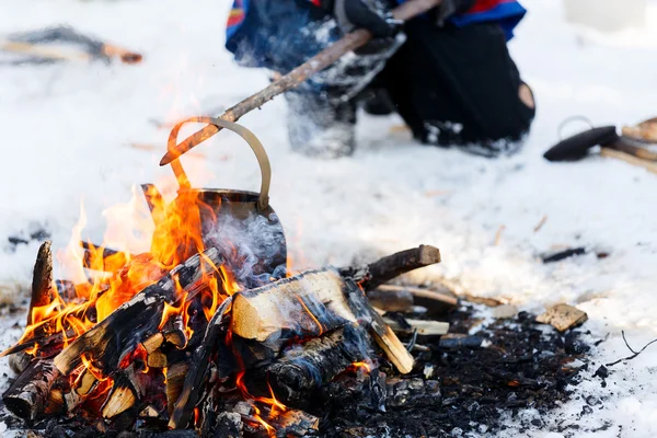 Вогнище в зимовому лісі — стокове фото