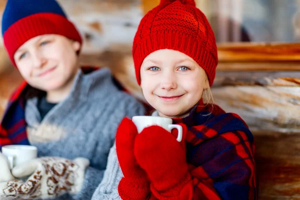 Kinderen buiten op winter — Stockfoto