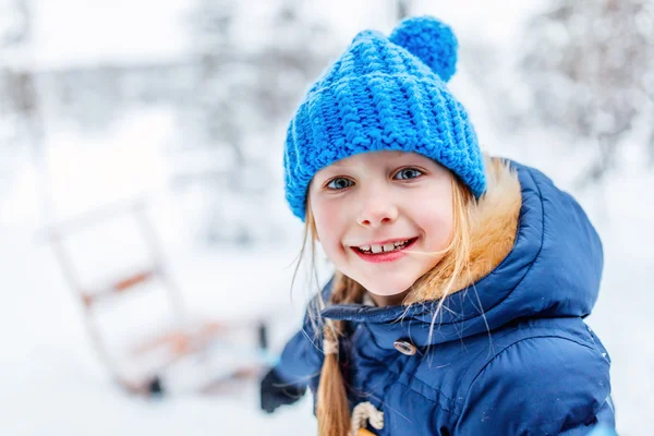 Kleines Mädchen im Winter im Freien — Stockfoto