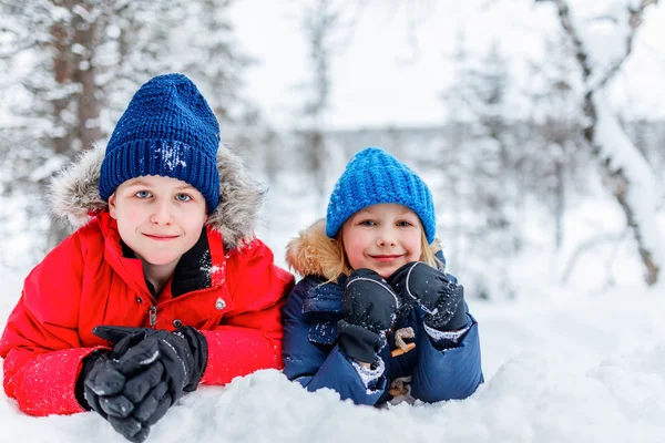 Barn utomhus på vintern — Stockfoto