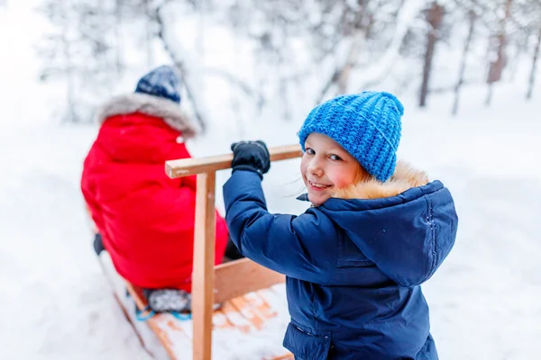 Bambini all'aperto in inverno — Foto Stock