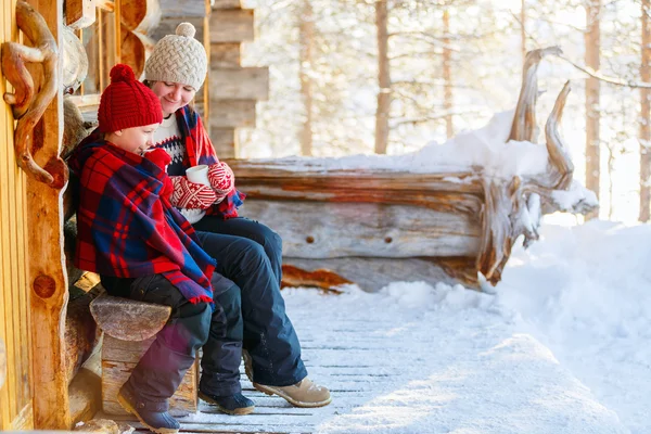 Mor och dotter utomhus på vintern — Stockfoto