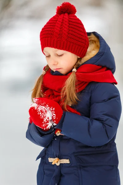 Liten flicka utomhus på vintern — Stockfoto