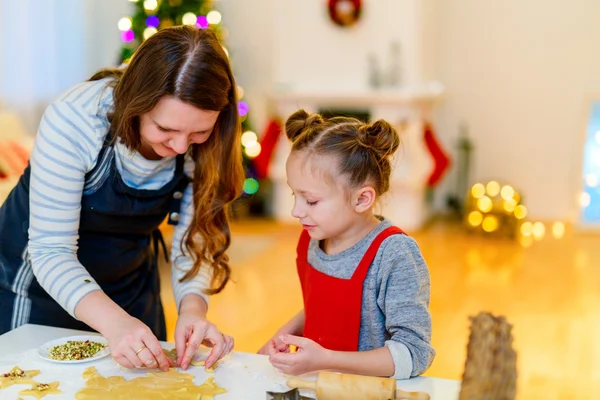 Familie bakken op kerstavond — Stockfoto