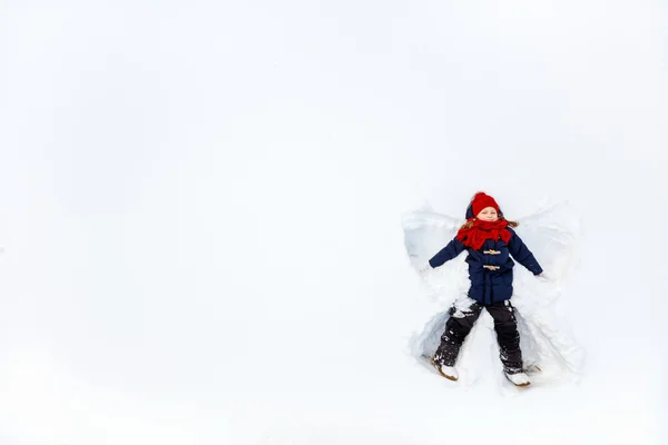 Menina criança brincando na neve — Fotografia de Stock