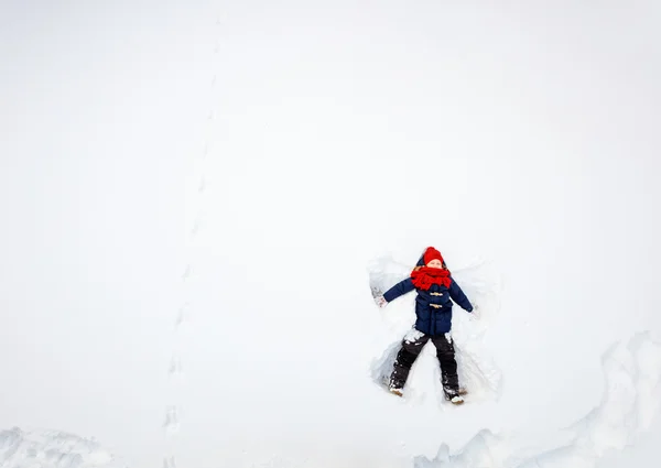 Karda oynarken kız çocuk — Stok fotoğraf