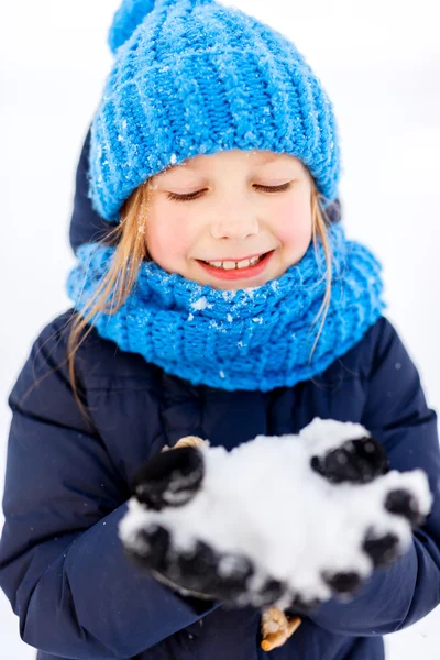 Klein meisje buitenshuis op winter — Stockfoto