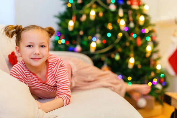 Küçük kız evde Noel — Stok fotoğraf