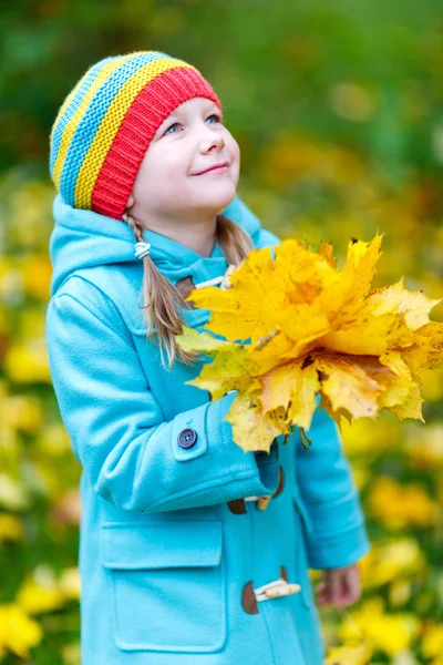 Bambina all'aperto il giorno d'autunno — Foto Stock