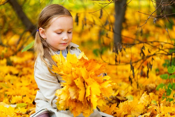 Klein meisje buitenshuis op herfstdag — Stockfoto