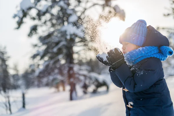 Klein meisje buitenshuis op winter — Stockfoto