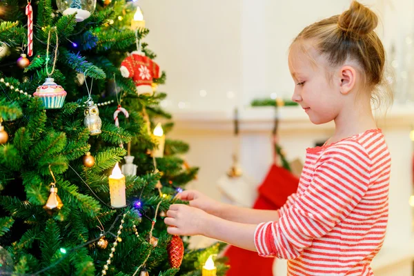 クリスマスツリーを飾る女の子 — ストック写真