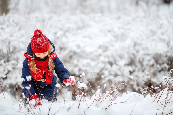 Bambina all'aperto in inverno — Foto Stock