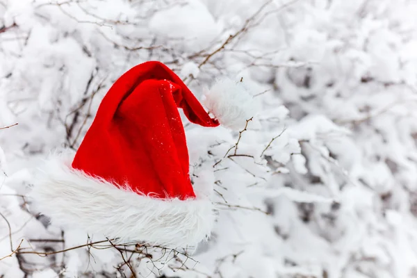Christmas Santa hat on snow — Stock Photo, Image