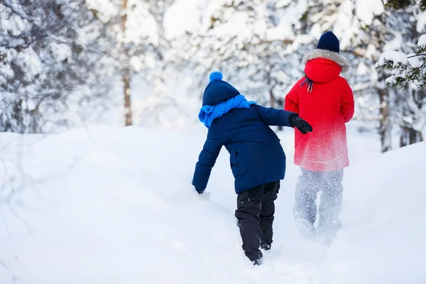 Enfants en plein air en hiver — Photo