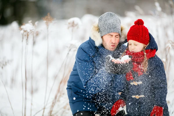 Pai e filha ao ar livre no inverno — Fotografia de Stock