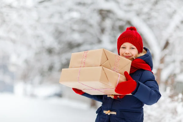 クリスマスの日に屋外の小さな女の子 — ストック写真