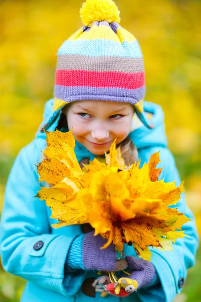 Petite fille en plein air le jour d'automne — Photo