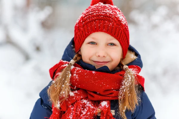 小女孩在户外在冬天 — 图库照片