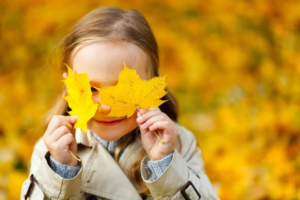 Petite fille en plein air le jour d'automne — Photo