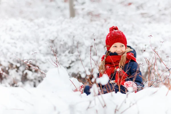 Bambina all'aperto in inverno — Foto Stock