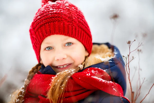 Klein meisje buitenshuis op winter — Stockfoto