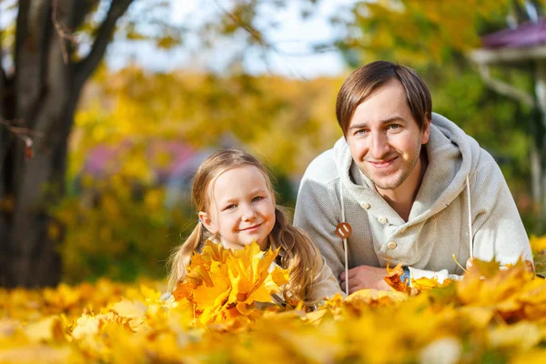 Vater und Tochter am Herbsttag im Freien — Stockfoto