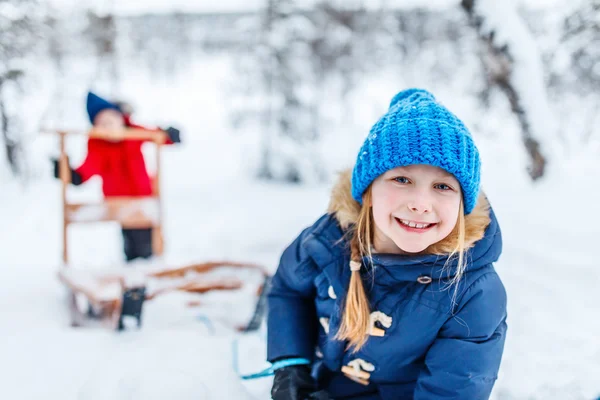 Barn utomhus på vintern — Stockfoto