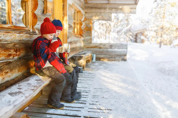 Bambini all'aperto in inverno — Foto Stock