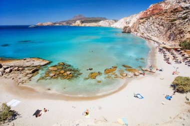 Idyllic Fyriplaka plajı Yunanistan 'ın Milos adasında güzel kayalıklarla çevrili.