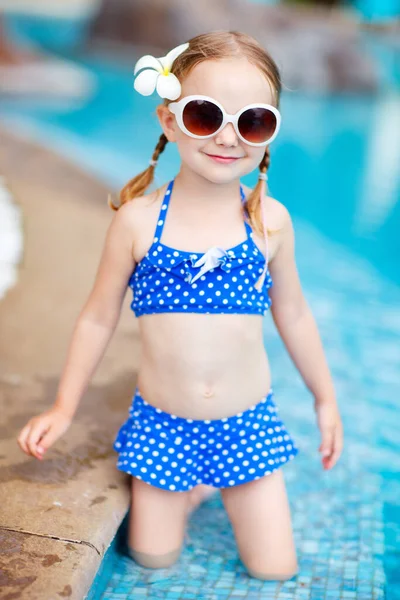 Porträt Eines Entzückenden Kleinen Mädchens Blauen Badeanzug Schwimmbad — Stockfoto