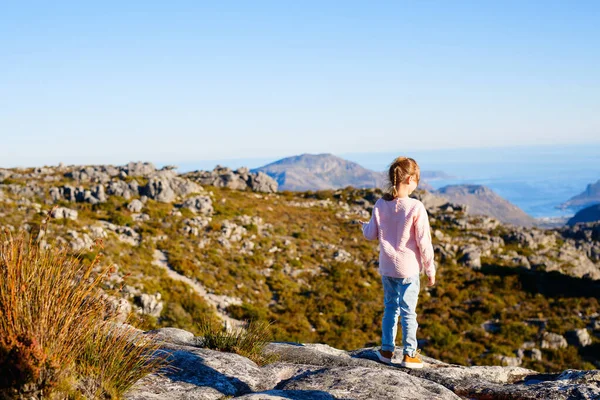 Маленькая Девочка Наслаждается Захватывающим Видом Кейптаун Вершины Горы Стол Южной — стоковое фото