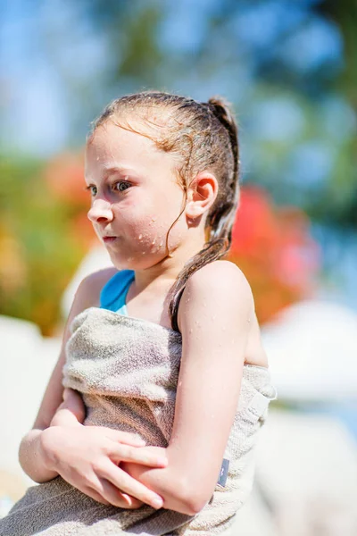 Kumsalda Havluya Sarılı Sevimli Küçük Bir Kızın Komik Portresi — Stok fotoğraf