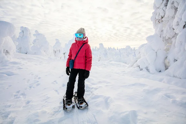 Linda Niña Pre Adolescente Senderismo Raquetas Nieve Bosque Invierno Entre —  Fotos de Stock