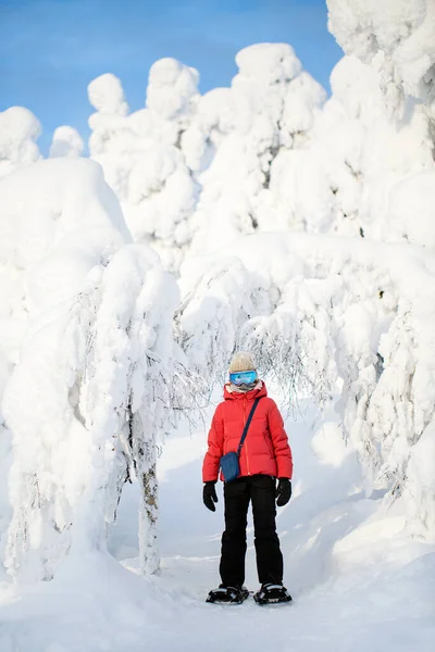 Cute Pre Teen Girl Turystyka Snowshoes Lesie Zimowym Wśród Pokrytych — Zdjęcie stockowe