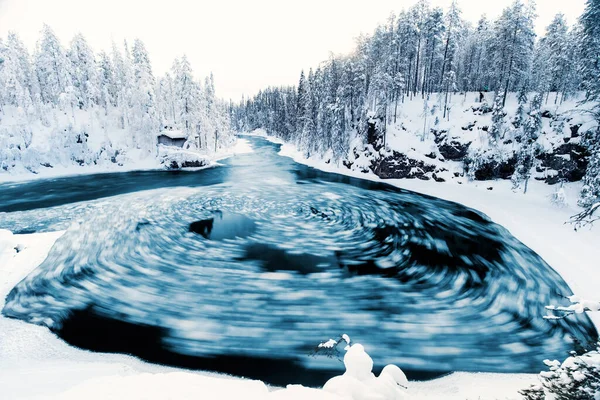 Fantastisk Vinter Landskap Utsikt Över Snötäckta Stugan Vid Floden Oulanka — Stockfoto