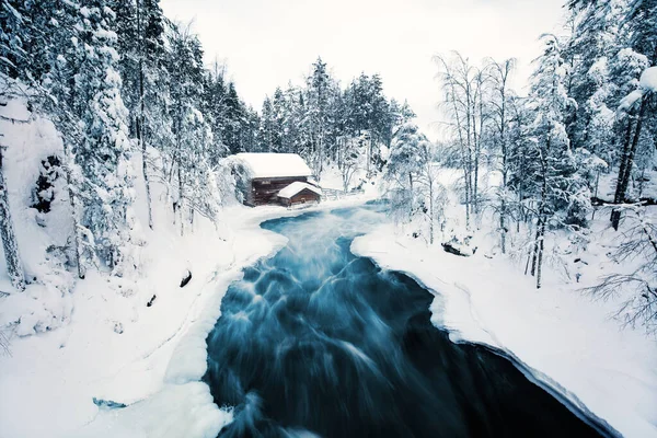 Fantastisk Vinter Landskap Utsikt Över Snötäckta Stugan Vid Floden Oulanka — Stockfoto